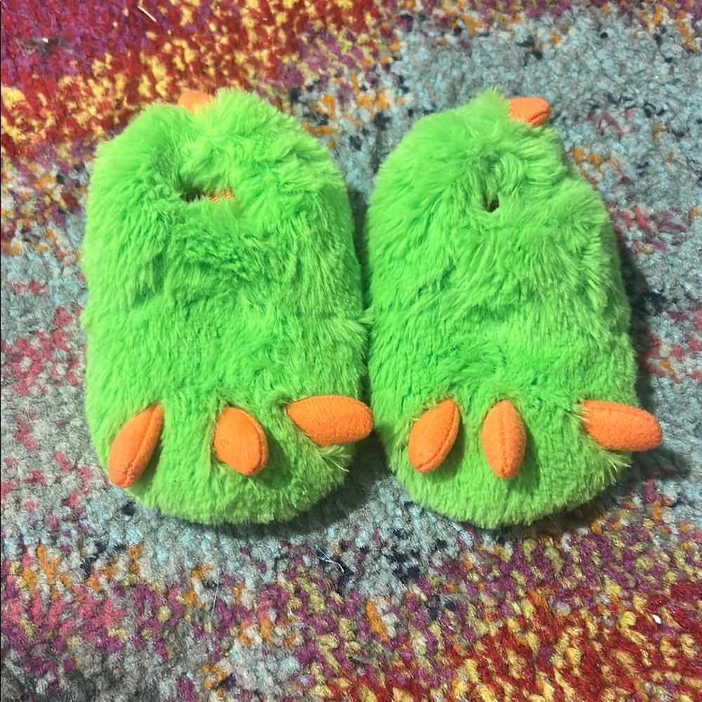 Wonder Nation Green Fuzzy Slippers